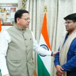 सीएम धामी से उड़ने वाली कार बनाने वाले रवि ने की मुलाकात