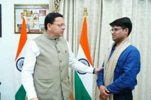 सीएम धामी से उड़ने वाली कार बनाने वाले रवि ने की मुलाकात