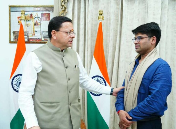 सीएम धामी से उड़ने वाली कार बनाने वाले रवि ने की मुलाकात सीएम धामी से उड़ने वाली कार बनाने वाले रवि ने की मुलाकात