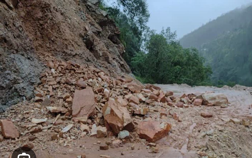 उत्तराखंड के पिथौरागढ़ जनपद में बीस सड़क मार्ग बंद