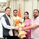 देहरादून में जिला सहकारी बैंक के नवनिर्वाचित पदाधिकारियों ने की सीएम धामी से मुलाकात