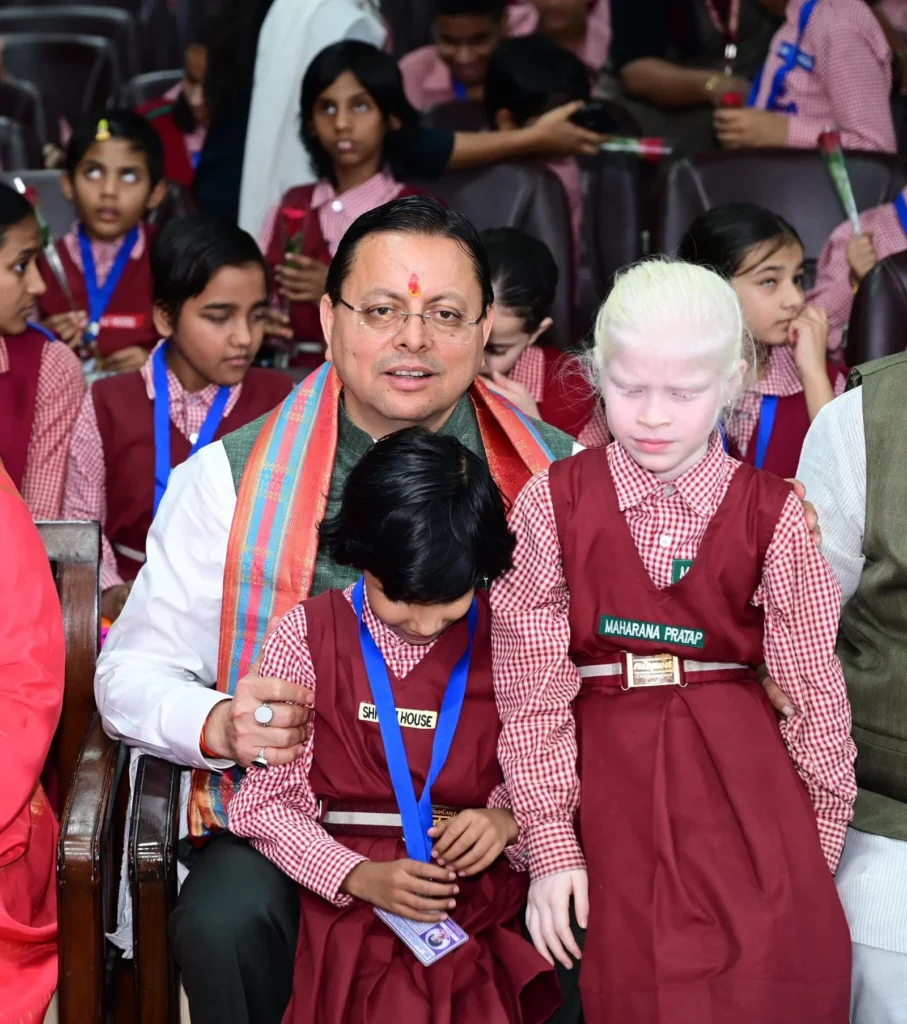 दिव्यांग बच्चों के बीच अपना जन्म दिवस मनाने पहुंचे मुख्यमंत्री श्री पुष्कर सिंह धामी
