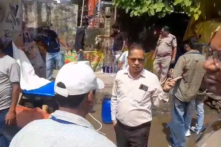 जिलाधिकारी मयूर दीक्षित के निर्देशन में हटाया जा रहा है अवैध अतिक्रमण