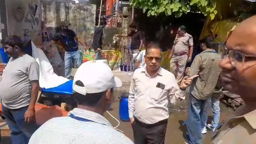 जिलाधिकारी मयूर दीक्षित के निर्देशन में हटाया जा रहा है अवैध अतिक्रमण