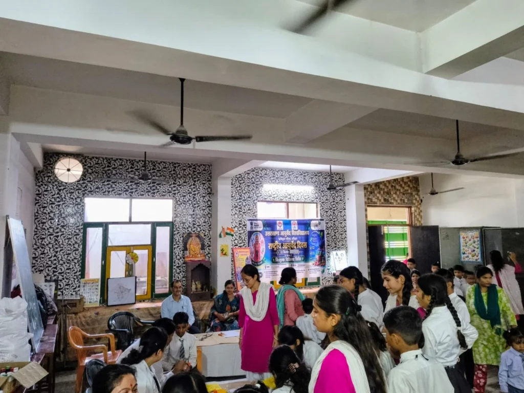 उत्तराखंड आयुर्वेद विश्वविद्यालय हरिद्वार के चिकित्सको ने स्वामी विवेकानंद एकेडमी जूनियर हाई स्कूल के बच्चों एवं ग्रामीणों के स्वास्थ्य की जांच कर वितरित की निशुल्क औषधियां