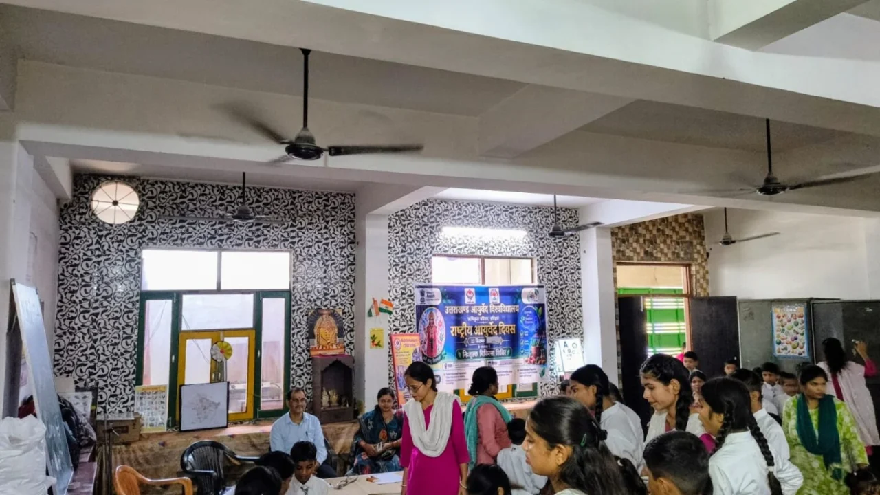 उत्तराखंड आयुर्वेद विश्वविद्यालय हरिद्वार के चिकित्सको ने स्वामी विवेकानंद एकेडमी जूनियर हाई स्कूल के बच्चों एवं ग्रामीणों के स्वास्थ्य की जांच कर वितरित की निशुल्क औषधियां