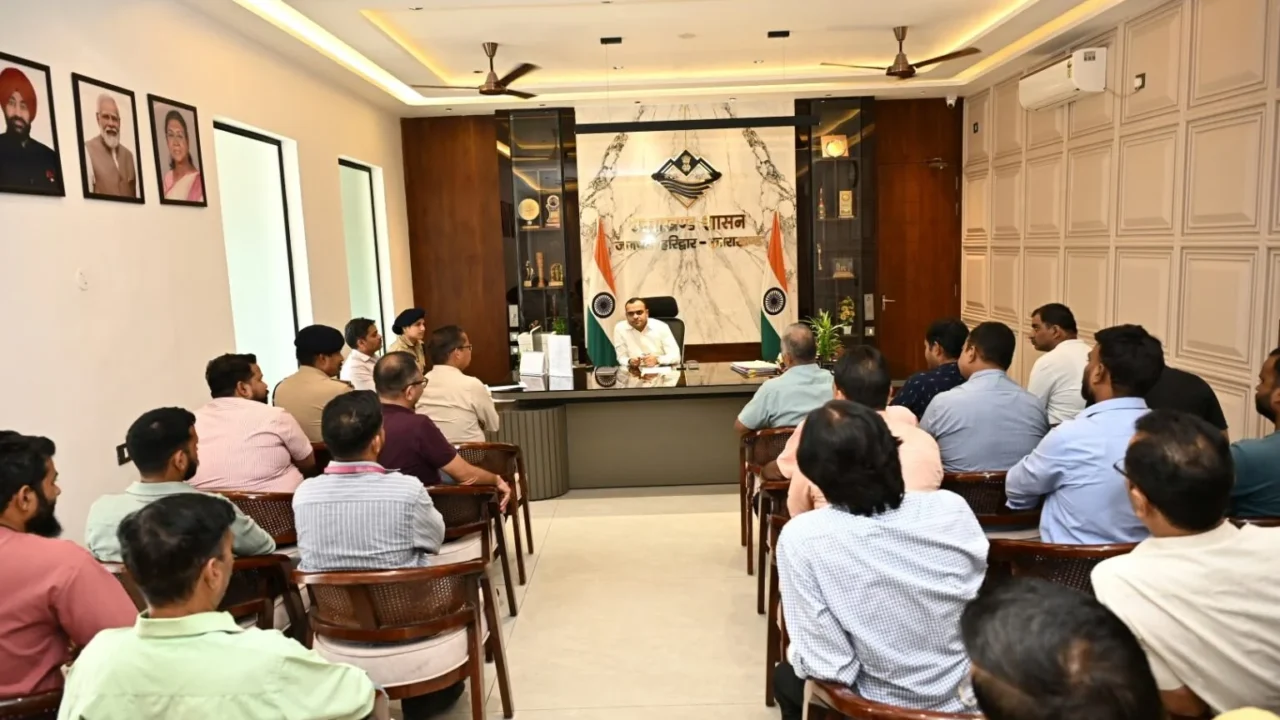 जिलाधिकारी मयूर दीक्षित की अध्यक्षता में जिला कार्यालय में अव्यवस्थित विद्युत, टीवी केबल और इंटरनेट तारों को व्यवस्थित करने के संबंध में बैठक हुई