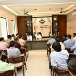 जिलाधिकारी मयूर दीक्षित की अध्यक्षता में जिला कार्यालय में अव्यवस्थित विद्युत, टीवी केबल और इंटरनेट तारों को व्यवस्थित करने के संबंध में बैठक हुई