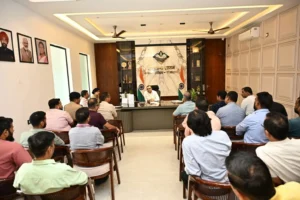 जिलाधिकारी मयूर दीक्षित की अध्यक्षता में जिला कार्यालय में अव्यवस्थित विद्युत, टीवी केबल और इंटरनेट तारों को व्यवस्थित करने के संबंध में बैठक हुई