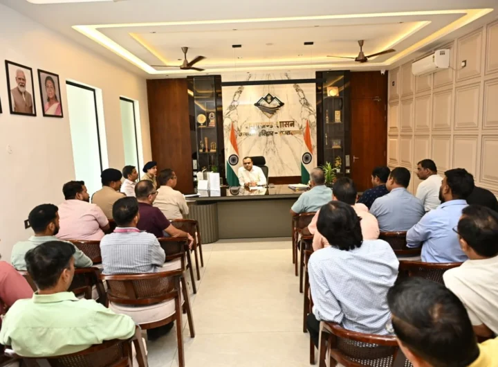 जिलाधिकारी मयूर दीक्षित की अध्यक्षता में जिला कार्यालय में अव्यवस्थित विद्युत, टीवी केबल और इंटरनेट तारों को व्यवस्थित करने के संबंध में बैठक हुई जिलाधिकारी मयूर दीक्षित की अध्यक्षता में जिला कार्यालय में अव्यवस्थित विद्युत, टीवी केबल और इंटरनेट तारों को व्यवस्थित करने के संबंध में बैठक हुई