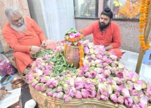 1008 कमल पुष्प और विल्वपत्र से भगवान जंगमेश्वर महादेव का किया अभिषेक