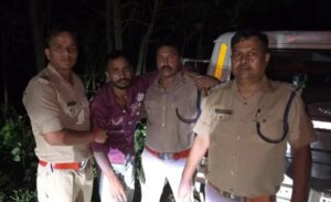 जंगल में घेरा तो बदमाशों ने बरसाईं गोलियां, पुलिस की जवाबी फायरिंग में एक घायल