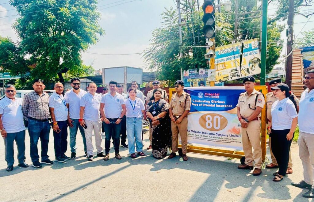 Doon Police ने बिना हेलमेट के दोपहिया वाहन चलाने वालो के विरुद्ध चालान की कार्रवाई करते हुए वितरित किए निशुल्क हेलमेट । NIU