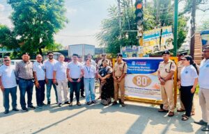 Doon Police ने बिना हेलमेट के दोपहिया वाहन चलाने वालो के विरुद्ध चालान की कार्रवाई करते हुए वितरित किए निशुल्क हेलमेट । NIU