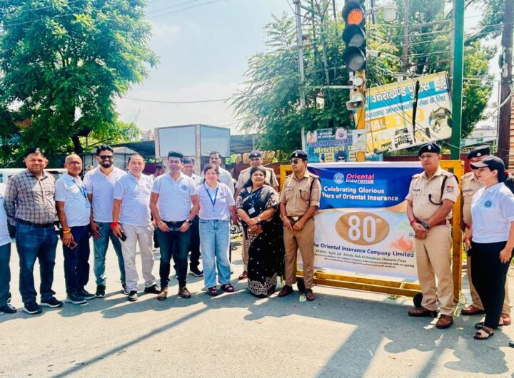 Doon Police ने बिना हेलमेट के दोपहिया वाहन चलाने वालो के विरुद्ध चालान की कार्रवाई करते हुए वितरित किए निशुल्क हेलमेट । NIU