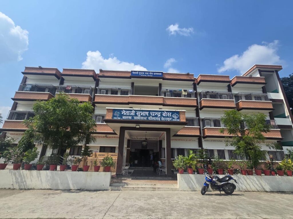 धामी सरकार की पहल से जरूरतमंद बच्चों के लिए संवर रहा सुरक्षित आशियाना,छत पर सौर ऊर्जा, कमरों में ठंडी हवा और बच्चों के सपनों को नई उड़ान । NIU