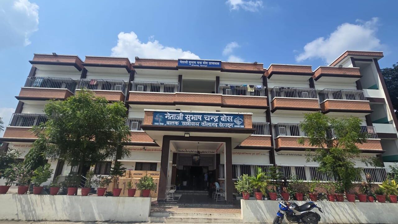 धामी सरकार की पहल से जरूरतमंद बच्चों के लिए संवर रहा सुरक्षित आशियाना,छत पर सौर ऊर्जा, कमरों में ठंडी हवा और बच्चों के सपनों को नई उड़ान । NIU