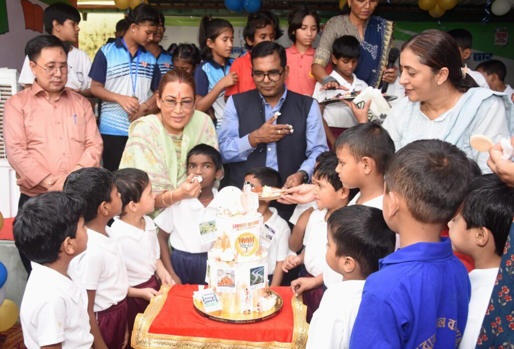 कैबिनेट मंत्री रेखा आर्या ने शिशु सदन के बच्चों के साथ मनाया CM धामी का जन्मदिन, बच्चों ने अपने मामा धामी के दीर्घायु जीवन की करी कामना । NIU