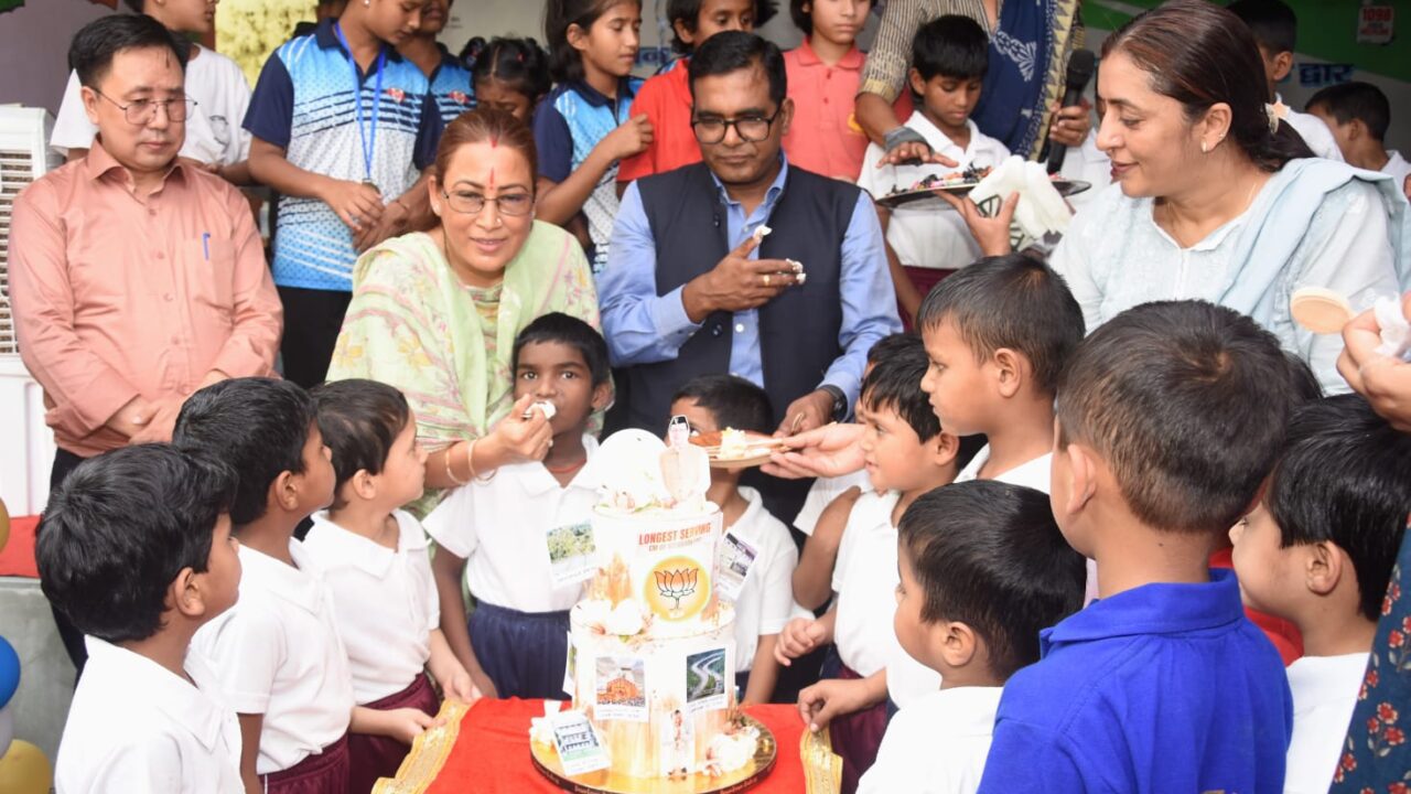 कैबिनेट मंत्री रेखा आर्या ने शिशु सदन के बच्चों के साथ मनाया CM धामी का जन्मदिन, बच्चों ने अपने मामा धामी के दीर्घायु जीवन की करी कामना । NIU