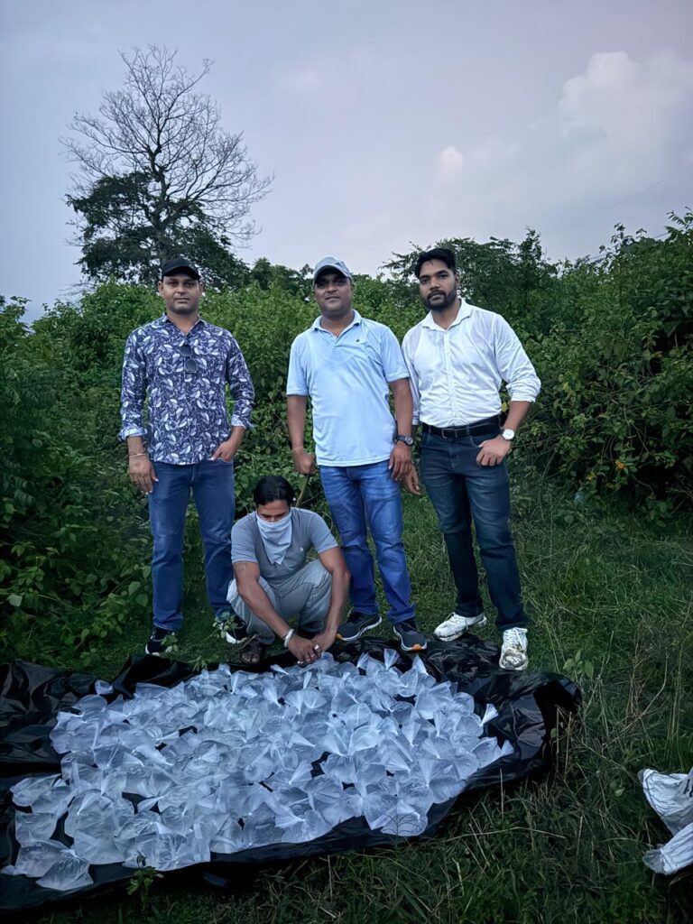 ऋषिकेश के मंशा देवी जंगल में अवैध कच्ची शराब बेचते व्यक्ति को पकड़ा, 40 लीटर शराब बरामद। NIU ऋषिकेश के मंशा देवी जंगल में अवैध कच्ची शराब बेचते व्यक्ति को पकड़ा, 40 लीटर शराब बरामद। NIU