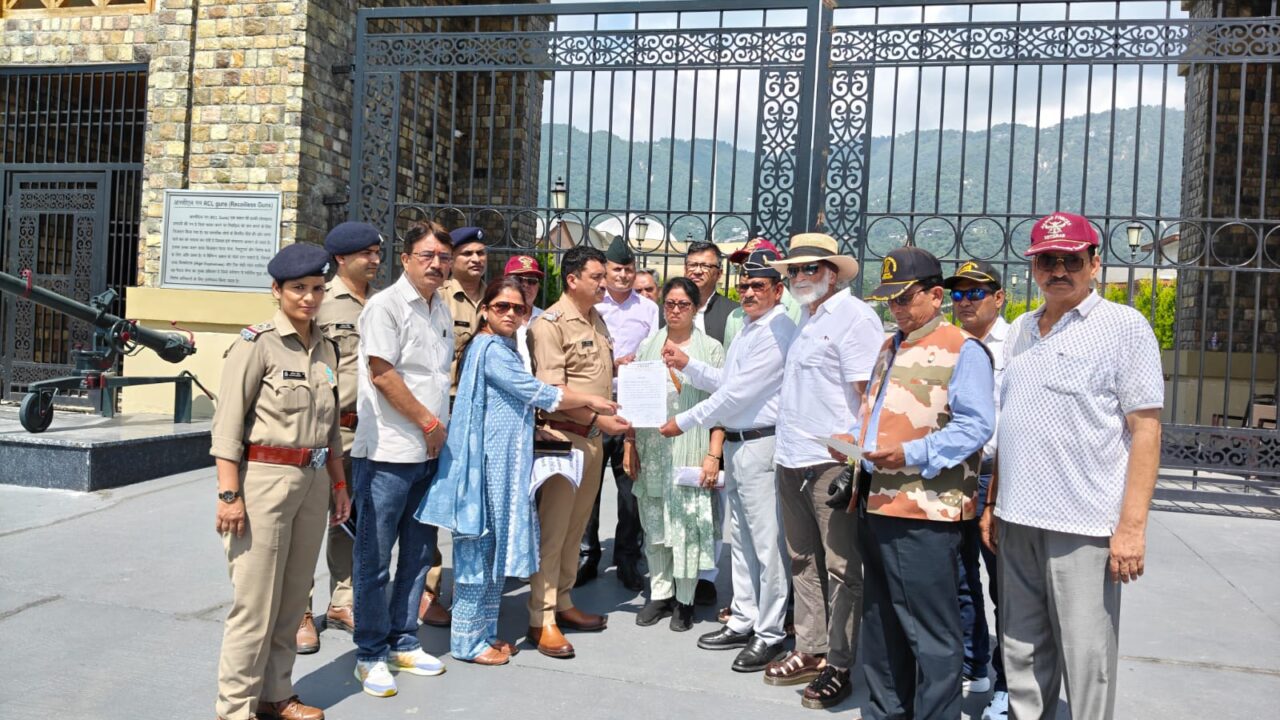 सैन्यधाम के मुद्दे पर पूर्व सैनिक विभाग का धरना-प्रदर्शन, मंत्री गणेश जोशी के सैन्यधाम से चुनावी लाभ लेने संबंधी बयान की हुईं कड़ी निंदा । NIU