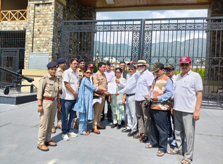सैन्यधाम के मुद्दे पर पूर्व सैनिक विभाग का धरना-प्रदर्शन, मंत्री गणेश जोशी के सैन्यधाम से चुनावी लाभ लेने संबंधी बयान की हुईं कड़ी निंदा । NIU