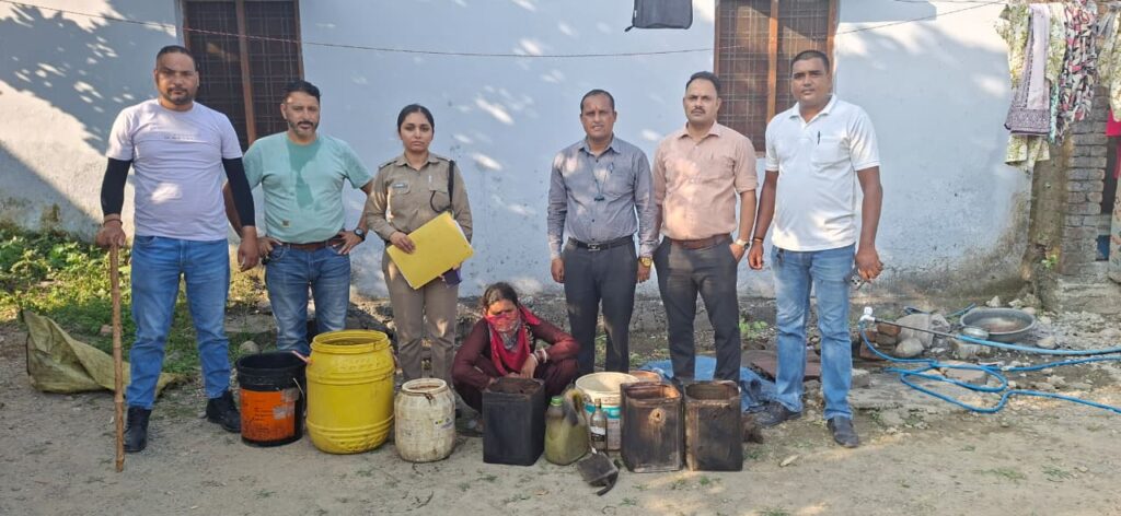 देहरादून में आबकारी टीम की दो कार्रवाईयां: एक घर से 20 लीटर कच्ची शराब बरामद, दूसरे मामले में स्कूटी से 96 टेट्रा पैक शराब जब्त। NIU