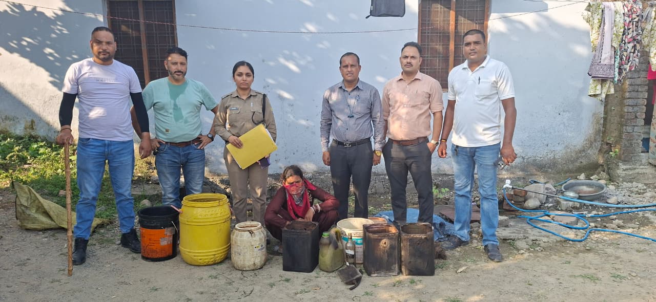 देहरादून में आबकारी टीम की दो कार्रवाईयां: एक घर से 20 लीटर कच्ची शराब बरामद, दूसरे मामले में स्कूटी से 96 टेट्रा पैक शराब जब्त। NIU