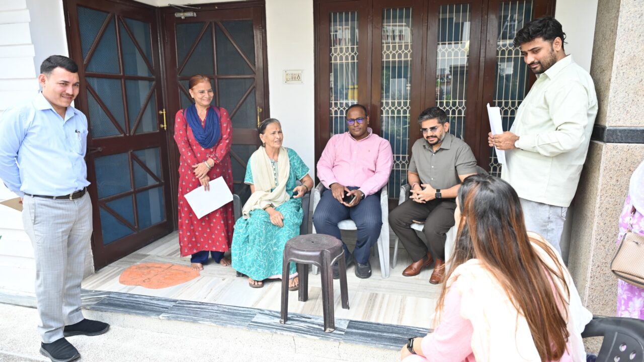 मुख्य निर्वाचन अधिकारी ने किया देहरादून में स्थलीय निरीक्षण, रायपुर विधानसभा क्षेत्र के सारथी विहार में सुपर चैकिंग कर जांचे दस्तावेज । NIU मुख्य निर्वाचन अधिकारी ने किया देहरादून में स्थलीय निरीक्षण, रायपुर विधानसभा क्षेत्र के सारथी विहार में सुपर चैकिंग कर जांचे दस्तावेज । NIU