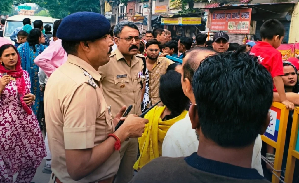 पितृ अमावस्या के अवसर पर SSP हरिद्वार श्री नवनीत सिंह ने मायापुर स्थित नारायणशीला मंदिर में सुरक्षा व्यवस्था का लिया जायजा