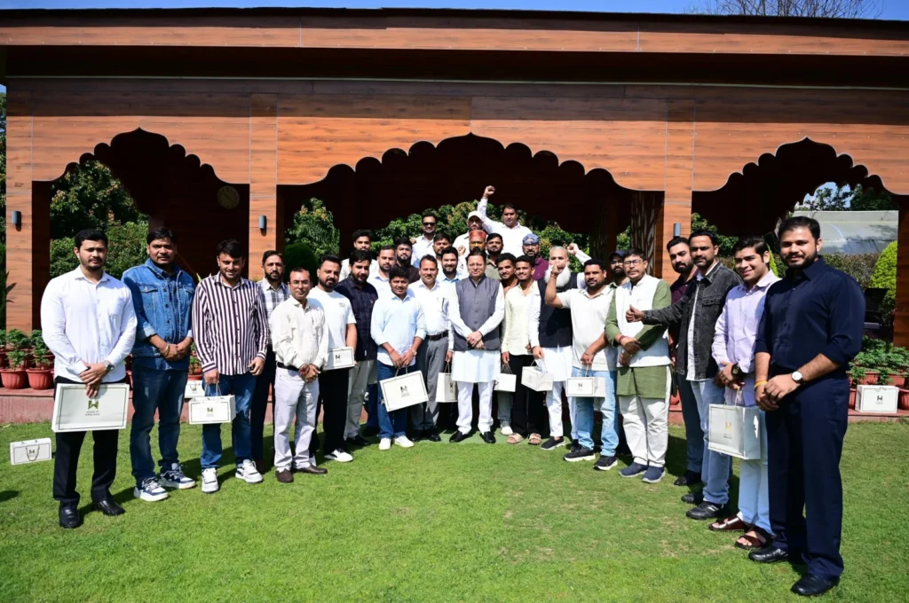 मुख्यमंत्री श्री पुष्कर सिंह धामी से उत्तराखण्ड के तीन दिवसीय भ्रमण पर आए हरियाणा के युवाओं ने की भेंट