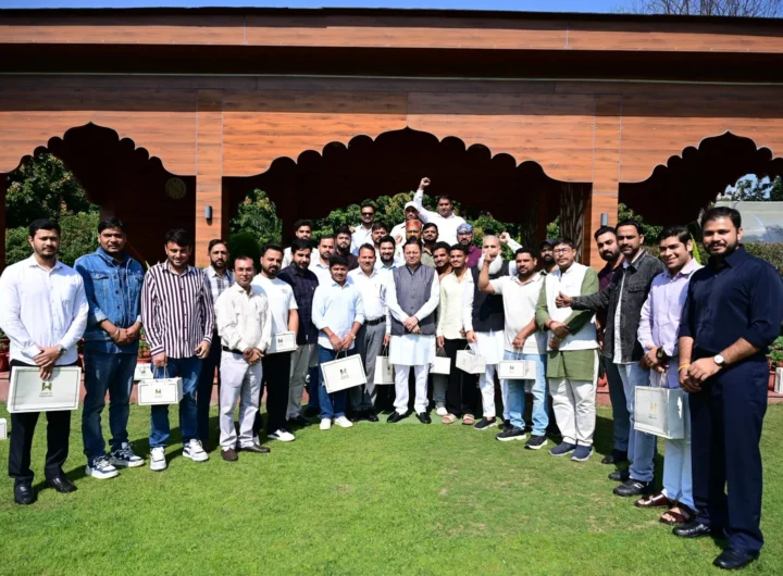 मुख्यमंत्री श्री पुष्कर सिंह धामी से उत्तराखण्ड के तीन दिवसीय भ्रमण पर आए हरियाणा के युवाओं ने की भेंट मुख्यमंत्री श्री पुष्कर सिंह धामी से उत्तराखण्ड के तीन दिवसीय भ्रमण पर आए हरियाणा के युवाओं ने की भेंट