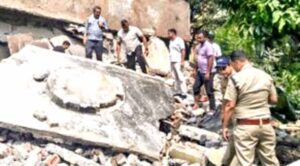 कॉलेज में मचा हड़कंप, मलबे में दबा पीएसी जवान रेस्क्यू कर बचाया