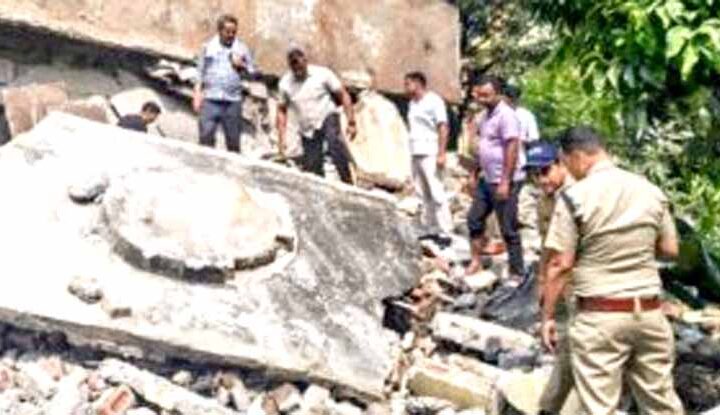 कॉलेज में मचा हड़कंप, मलबे में दबा पीएसी जवान रेस्क्यू कर बचाया