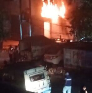 पेंट की दुकान में भीषण आग, लाखों का सामान जलकर राख पेंट की दुकान में भीषण आग, लाखों का सामान जलकर राख
