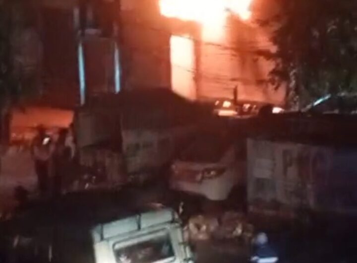 पेंट की दुकान में भीषण आग, लाखों का सामान जलकर राख पेंट की दुकान में भीषण आग, लाखों का सामान जलकर राख