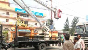 विद्युत पोलों पर लटकते केबलों पर प्रशासन का शिकंजा