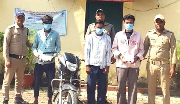 धनपुरा लूटकांड: पांच घंटे में तीन आरोपी दबोचे, पूरा माल बरामद धनपुरा लूटकांड: पांच घंटे में तीन आरोपी दबोचे, पूरा माल बरामद