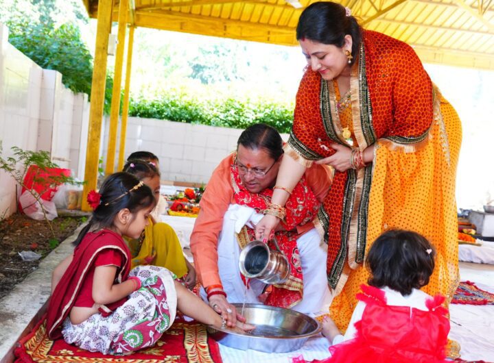 मुख्यमंत्री ने शारदीय नवरात्रि की महानवमी पर किया हवन एवं कन्या पूजन मुख्यमंत्री ने शारदीय नवरात्रि की महानवमी पर किया हवन एवं कन्या पूजन