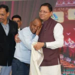 मुख्यमंत्री धामी ने अपने शिक्षकों के चरण स्पर्श कर लिया आशीर्वाद, वर्षों बाद गुरु-शिष्य के मिलन का भावुक क्षण बना यादगार