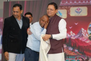मुख्यमंत्री धामी ने अपने शिक्षकों के चरण स्पर्श कर लिया आशीर्वाद, वर्षों बाद गुरु-शिष्य के मिलन का भावुक क्षण बना यादगार मुख्यमंत्री धामी ने अपने शिक्षकों के चरण स्पर्श कर लिया आशीर्वाद, वर्षों बाद गुरु-शिष्य के मिलन का भावुक क्षण बना यादगार