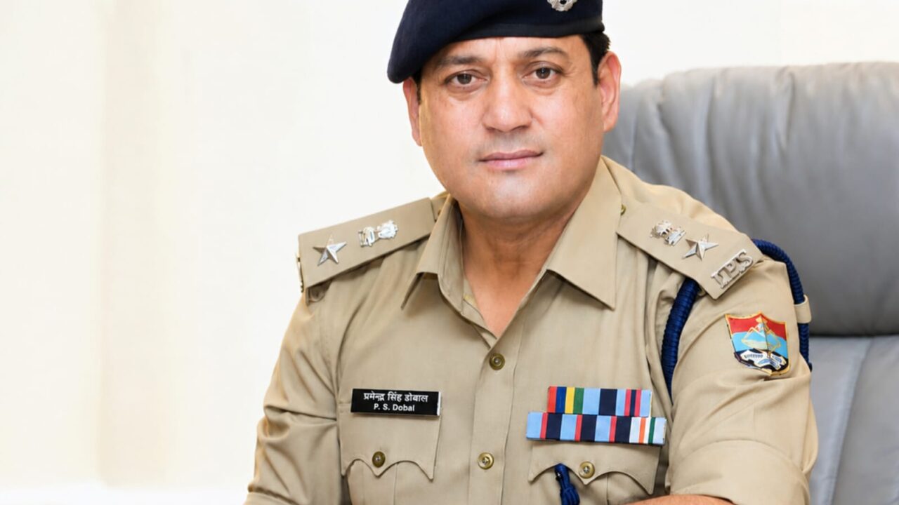 एसएसपी दून के नेतृत्व में भू- माफियाओं पर दून पुलिस का एक और प्रहार, भूमि धोखाधडी के अभियोग में विगत 02 वर्षों से फरार चल रहे अभियुक्त को दून पुलिस ने किया गिरफ्तार। NIU