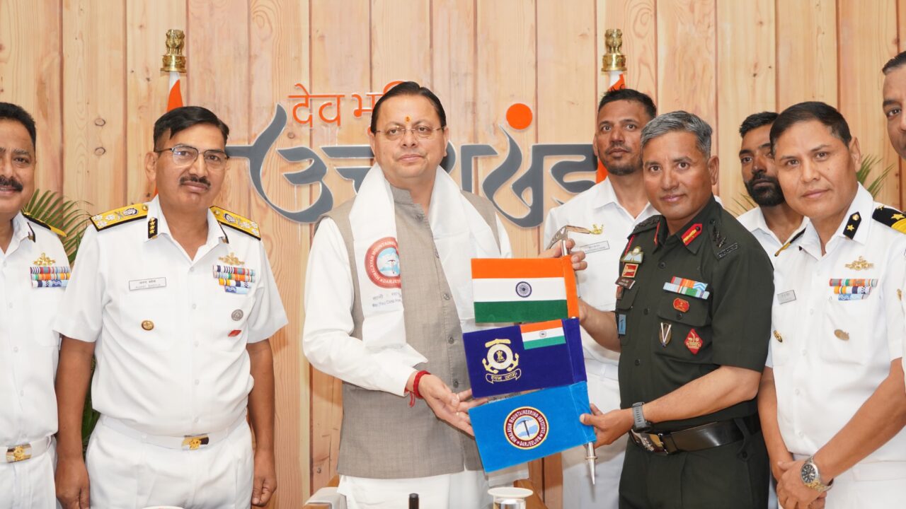 माउंट मुकुट ईस्ट का ऐतिहासिक आरोहण कर लौटे भारतीय तटरक्षक बल एवं एचएमआई के संयुक्त अभियान दल का मुख्यमंत्री ने किया फ्लैग-इन। NIU