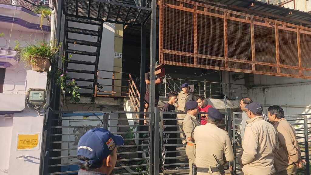 दून पुलिस का सत्यापन अभियान लगातार जारी,अलग-अलग थाना क्षेत्रों मे पुलिस द्वारा वृहद स्तर पर चल रहा सत्यापन अभियान। NIU