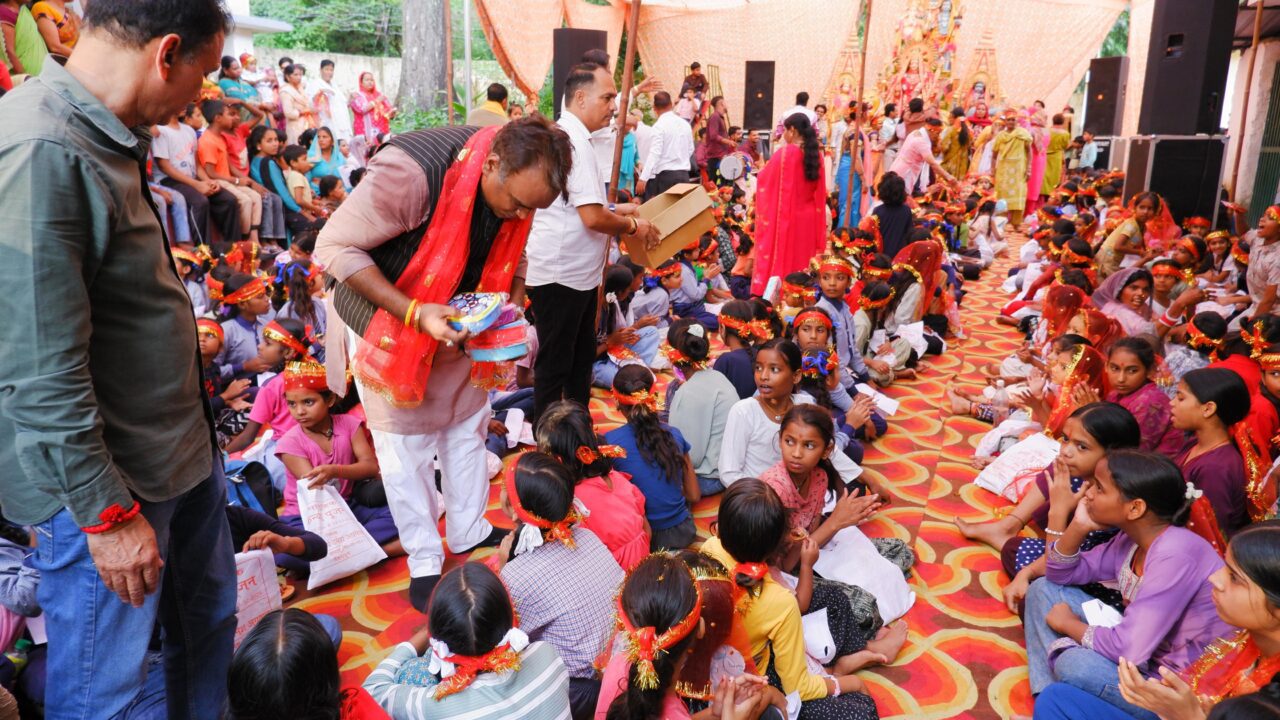 कांवली वार्ड में भक्ति और आस्था का संगम: 1300 कन्याओं का सिद्धार्थ ने किया पूजन, 8 कीर्तन मंडलियों को किट भेंट। NIU