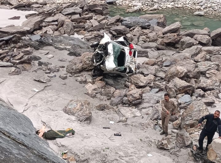 देवप्रयाग में सड़क दुर्घटना: गहरी खाई में गिरी वैगनआर, तीन घायल; एसडीआरएफ ने दो मृतकों के शव राफ्ट के सहारे नदी पार कर देवप्रयाग पहुँचाए। NIU