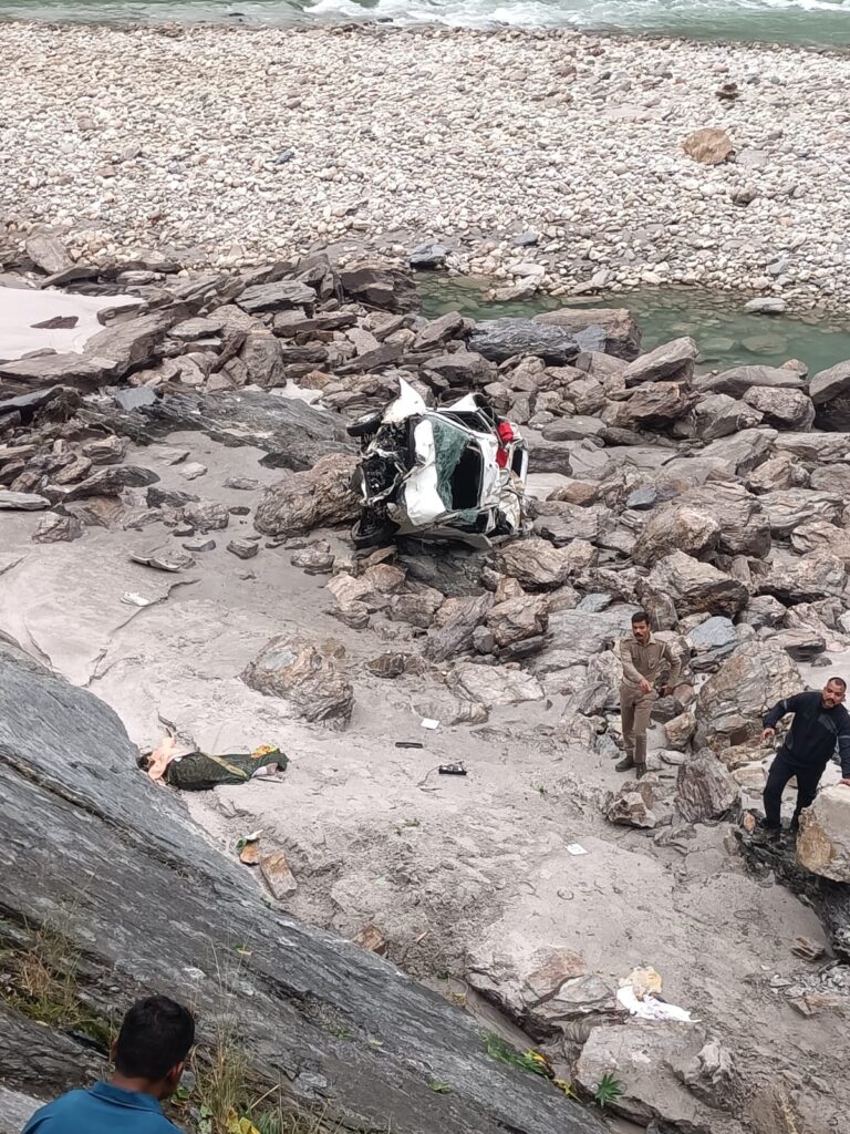 देवप्रयाग में सड़क दुर्घटना: गहरी खाई में गिरी वैगनआर, तीन घायल; एसडीआरएफ ने दो मृतकों के शव राफ्ट के सहारे नदी पार कर देवप्रयाग पहुँचाए। NIU देवप्रयाग में सड़क दुर्घटना: गहरी खाई में गिरी वैगनआर, तीन घायल; एसडीआरएफ ने दो मृतकों के शव राफ्ट के सहारे नदी पार कर देवप्रयाग पहुँचाए। NIU
