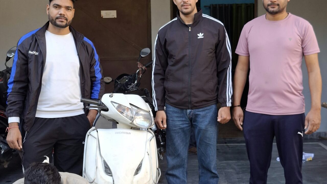 अवैध शराब के साथ युवक गिरफ्तार, स्कूटी से 48 क्वार्टर व्हिस्की और 24 कैन बियर बरामद। NIU