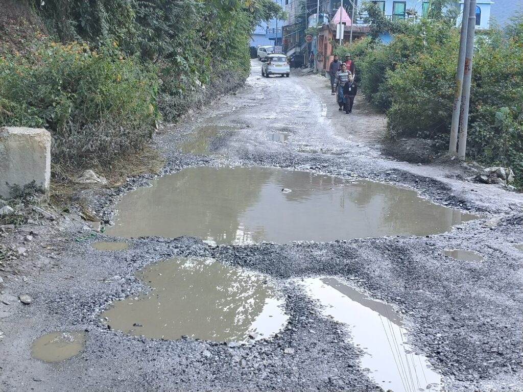 धारचूला में बदहाल सड़कें: गड्ढों में गुम सड़क सुरक्षा के दावे, खतरे में स्कूली नौनिहाल । NIU