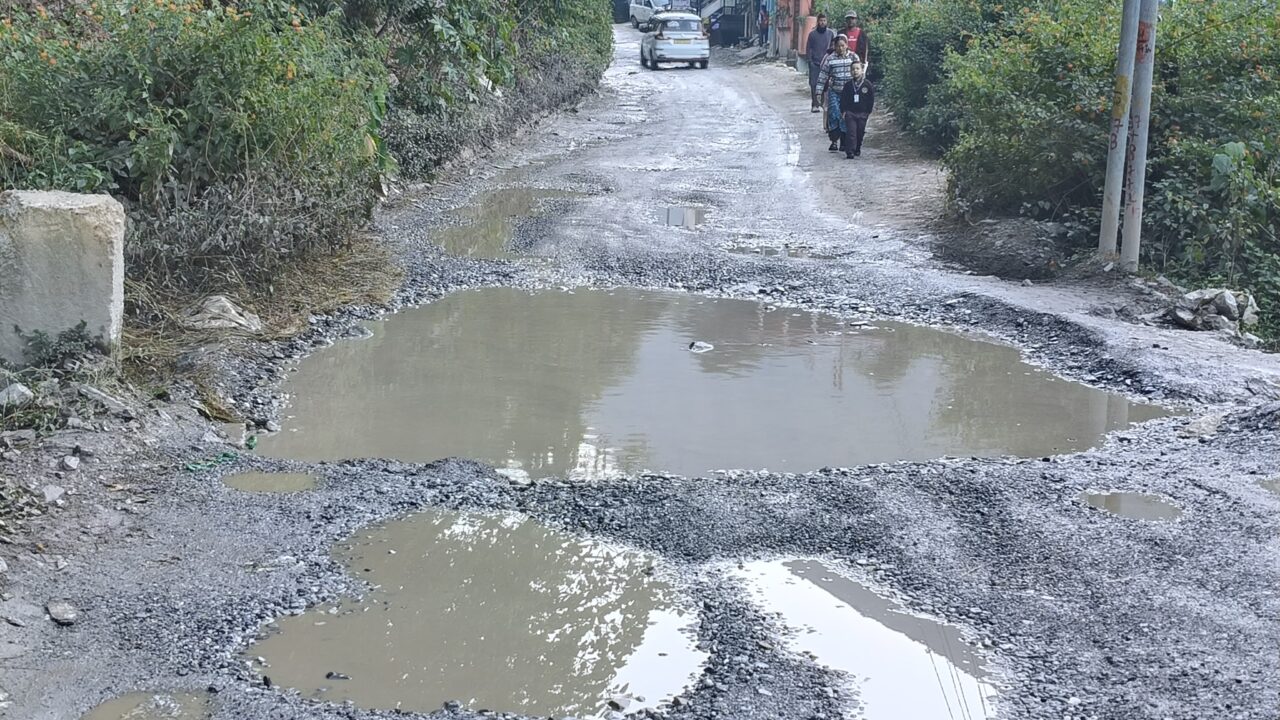 धारचूला में बदहाल सड़कें: गड्ढों में गुम सड़क सुरक्षा के दावे, खतरे में स्कूली नौनिहाल । NIU